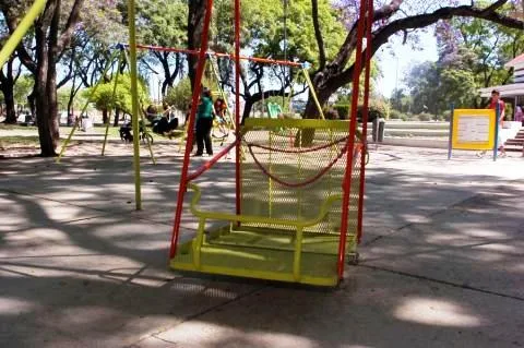 Plantean instalar juegos para niños discapacitados en plazas y playones