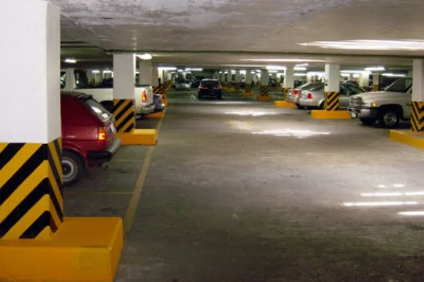 Los estacionamientos deberán reservar un espacio para motos y bicicletas