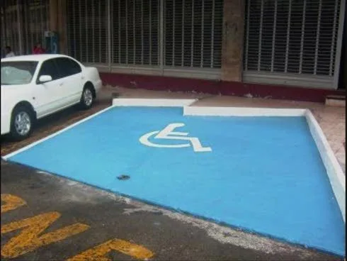 Incorporarán dársenas para discapacitados en la zona de estacionamiento medido