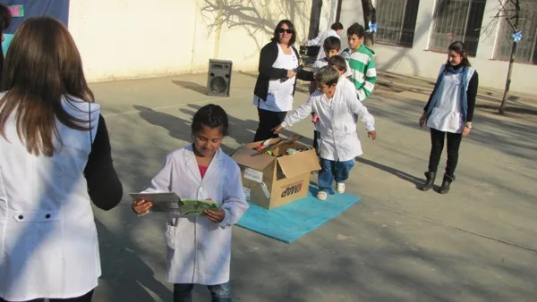 Los chicos de la Escuela Estanislao López cambiaron juguetes bélicos por libros y juegos didácticos