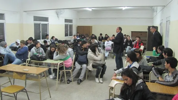 Los alumnos preparan sus proyectos para la sesión del “Concejo Joven”