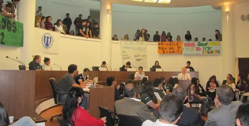 Los jóvenes tomaron el rol de sus representantes en el Recinto del Concejo