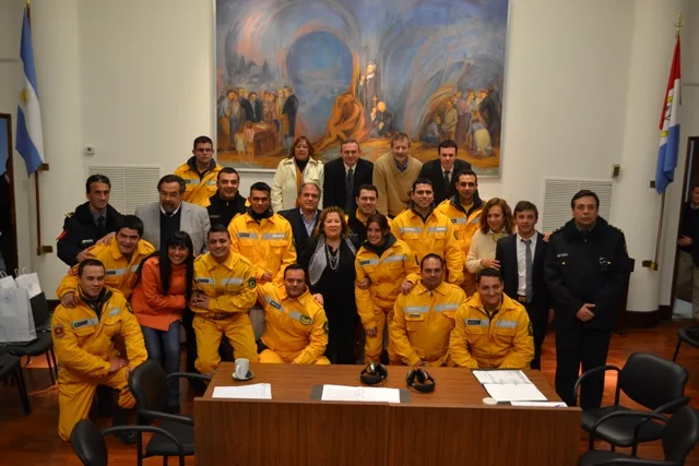 Los 14 bomberos rescatistas fueron reconocidos por el Concejo Municipal