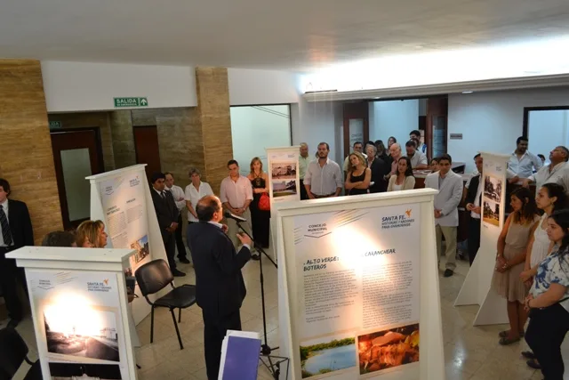 Se inauguró una muestra que conjuga la historia y los atractivos de la ciudad