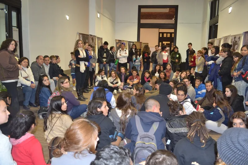 Jóvenes voluntarios comparten la vida y valores de Ana Frank