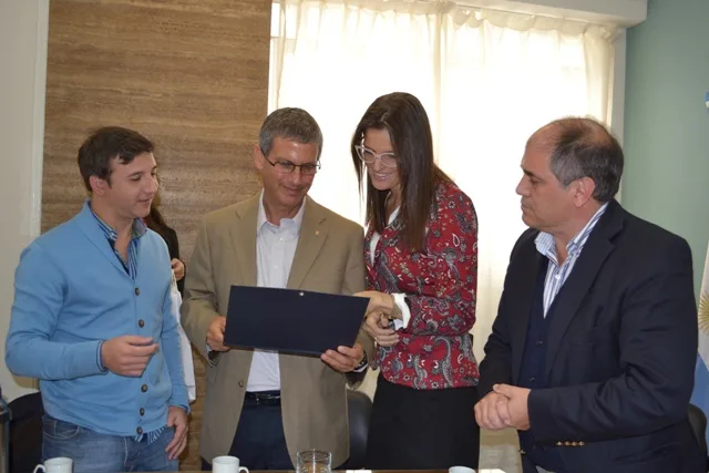 Una destacada presencia del campo de la tecnología visitó el Concejo Municipal