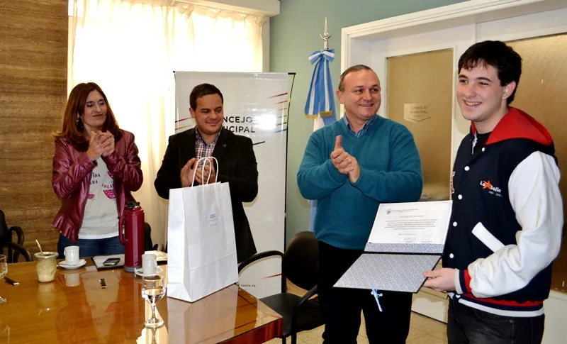 Distinguen a Francisco Galluccio por representar al país en la Olimpiada de Matemática