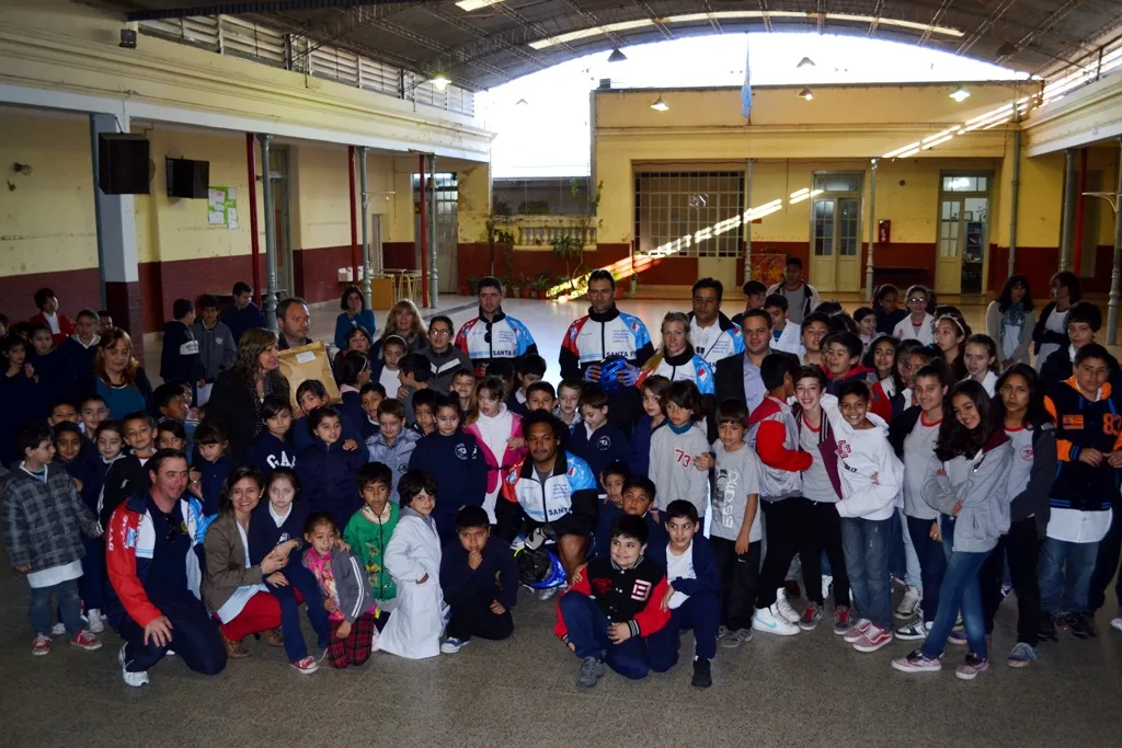 Una travesía en bicicleta que recolecta los sueños de los niños