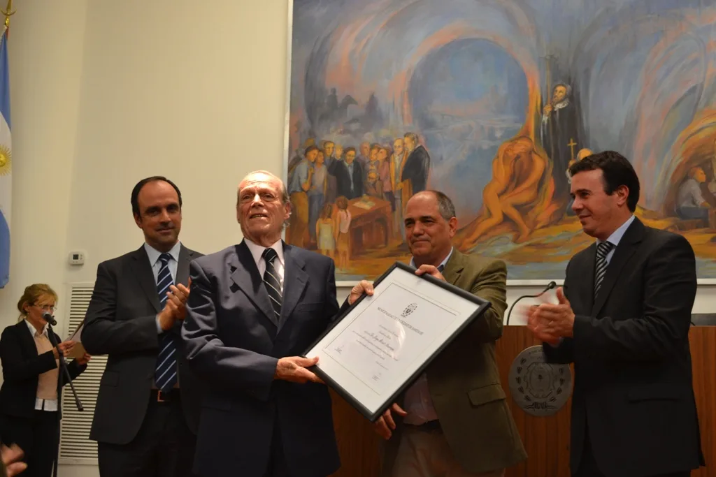 La ciudad rindió homenaje a Jorge Mosset Iturraspe y lo distinguió como “Santafesino Ilustre”