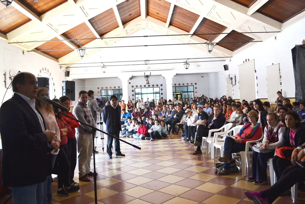Alumnos de la Escuela Normal se sumaron al mensaje “La Pasión no es Violencia”