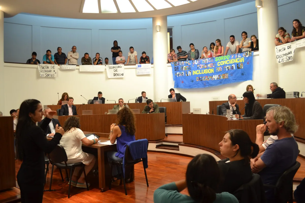 Ante discriminación de la Agencia Nacional, Santa Fe aprueba iniciativa para que sordos accedan al carné de conducir