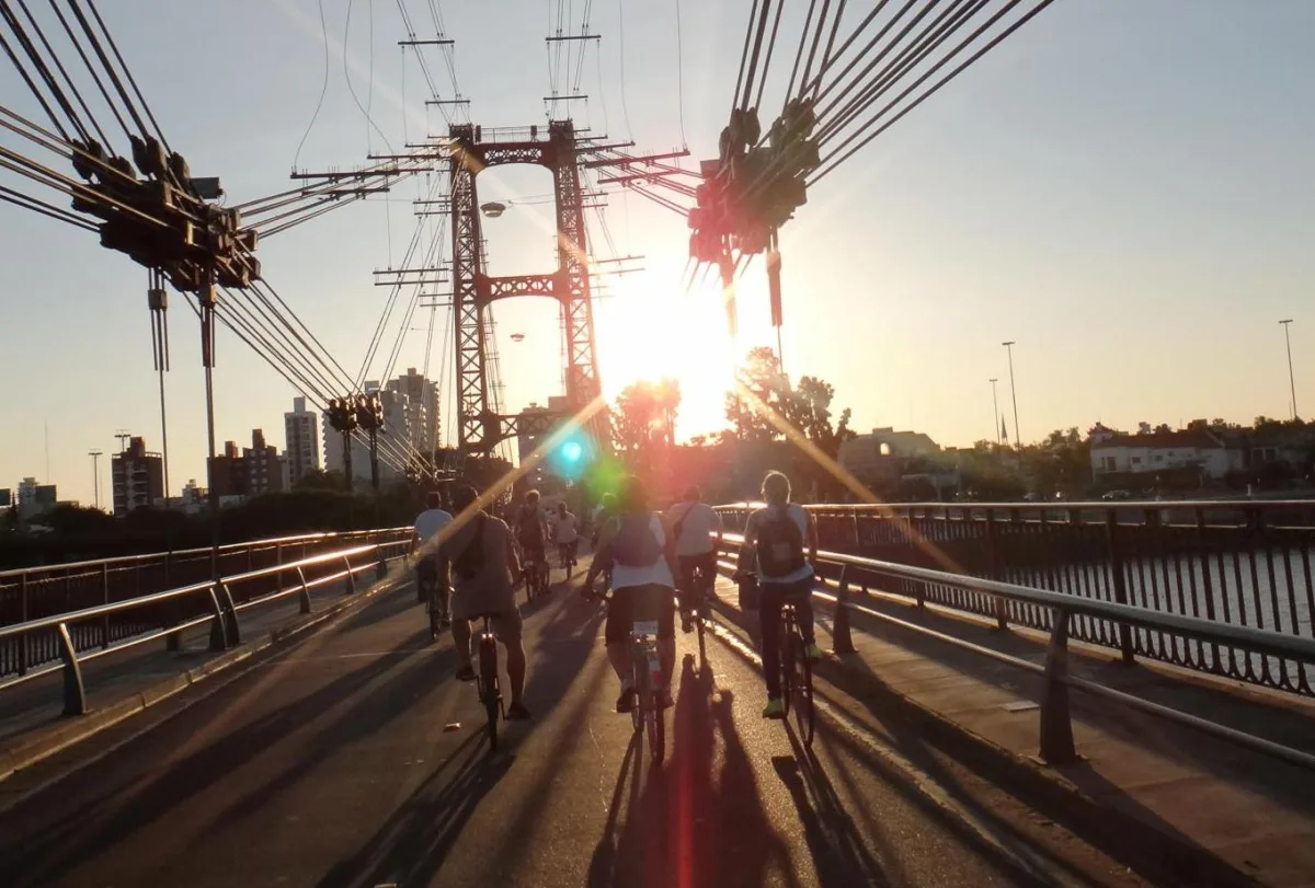 Evaluarán la circulación exclusiva de peatones y ciclistas por el Puente Colgante