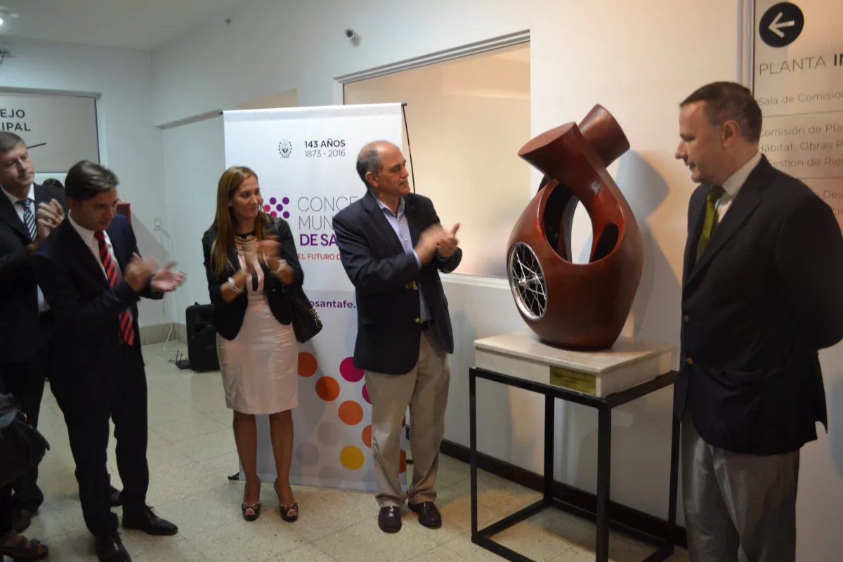 El artista santafesino Alejandro Contini donó una escultura conmemorativa del 24 de marzo al Concejo Municipal