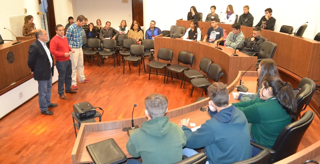 Alumnos de diferentes escuelas de la ciudad dieron inicio al Concejo Joven 2016