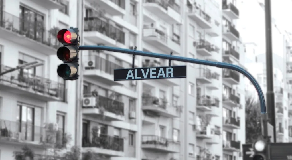Solicitan colocar nomencladores pescantes en los semáforos de las principales avenidas y accesos