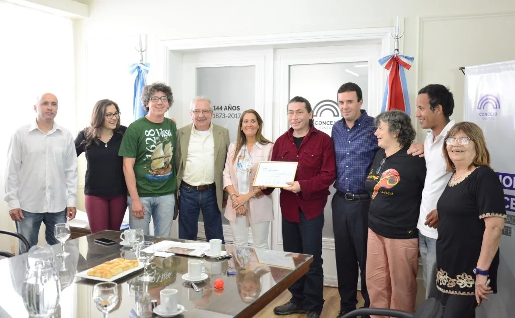 Concejales reconocieron los 25 años de trayectoria del grupo de teatro callejero “La Tramoya”