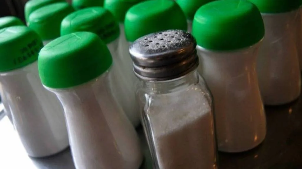 Establecimientos gastronómicos deberán ofrecer sal dietética con bajo contenido de sodio