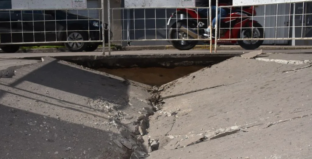 Boulevard Gálvez: piden informes sobre hundimientos, estado de cloacas primarias y conductos colectores troncales