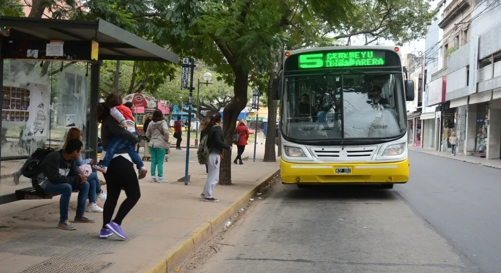 Acoso y violencia de género: disponen colocar cartelería informativa en paradas de colectivos