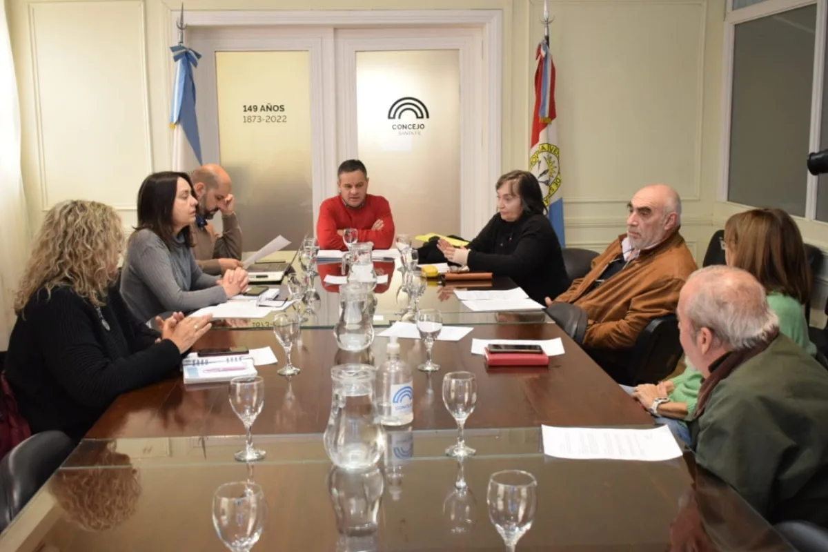 El Concejo entregará el reconocimiento a la Trayectoria Educativa “Marta Samatán” al profesor Héctor Rotger