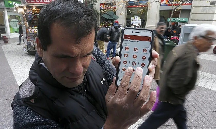 Buscan incorporar una app que funcione como “lazarillo” en las oficinas públicas