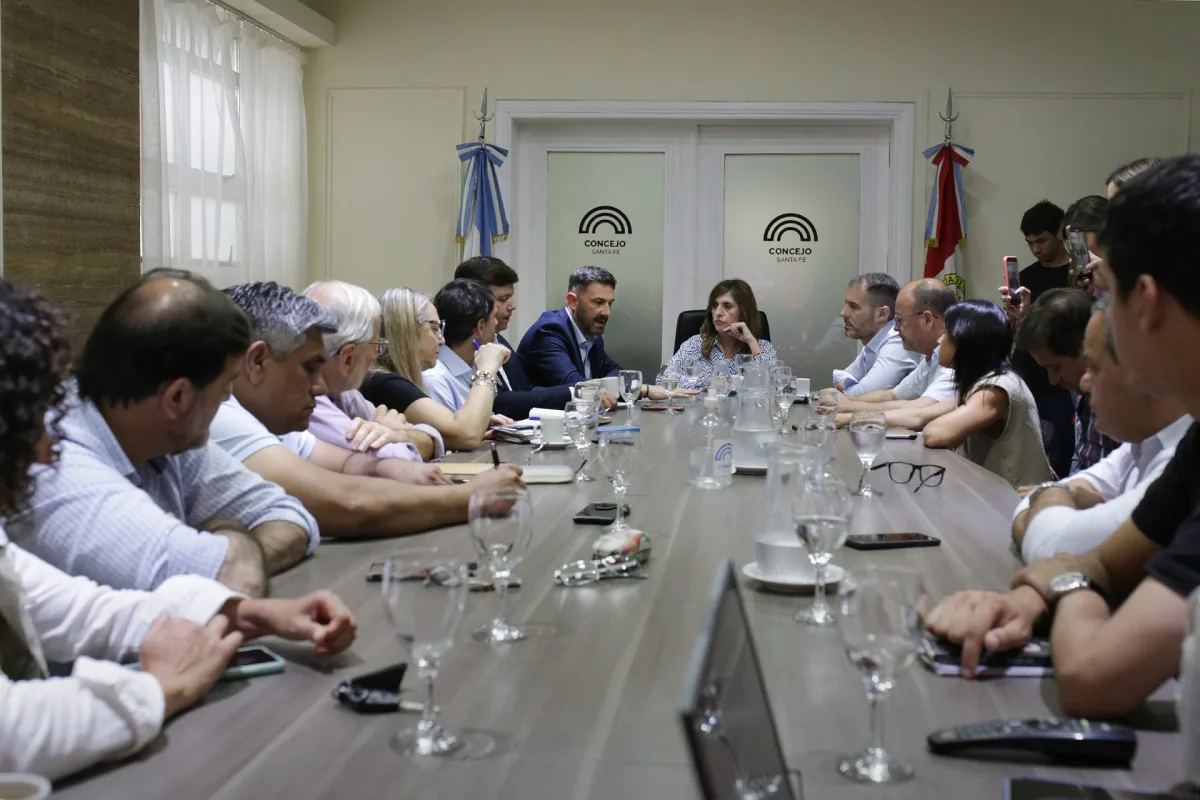 Concejales recibieron al ministro Estévez para conocer detalles del proyecto  para La Esmeralda