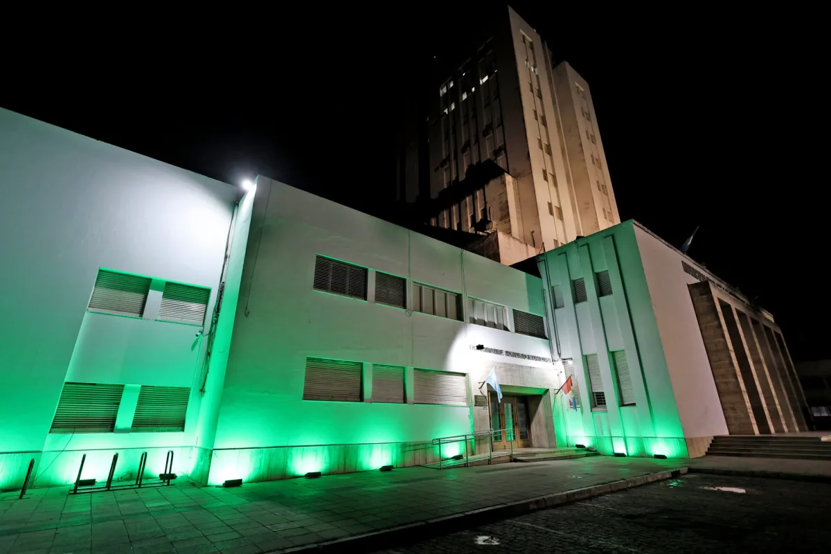 La fachada del Concejo Municipal se iluminó de verde por el Día Internacional del Juego Responsable
