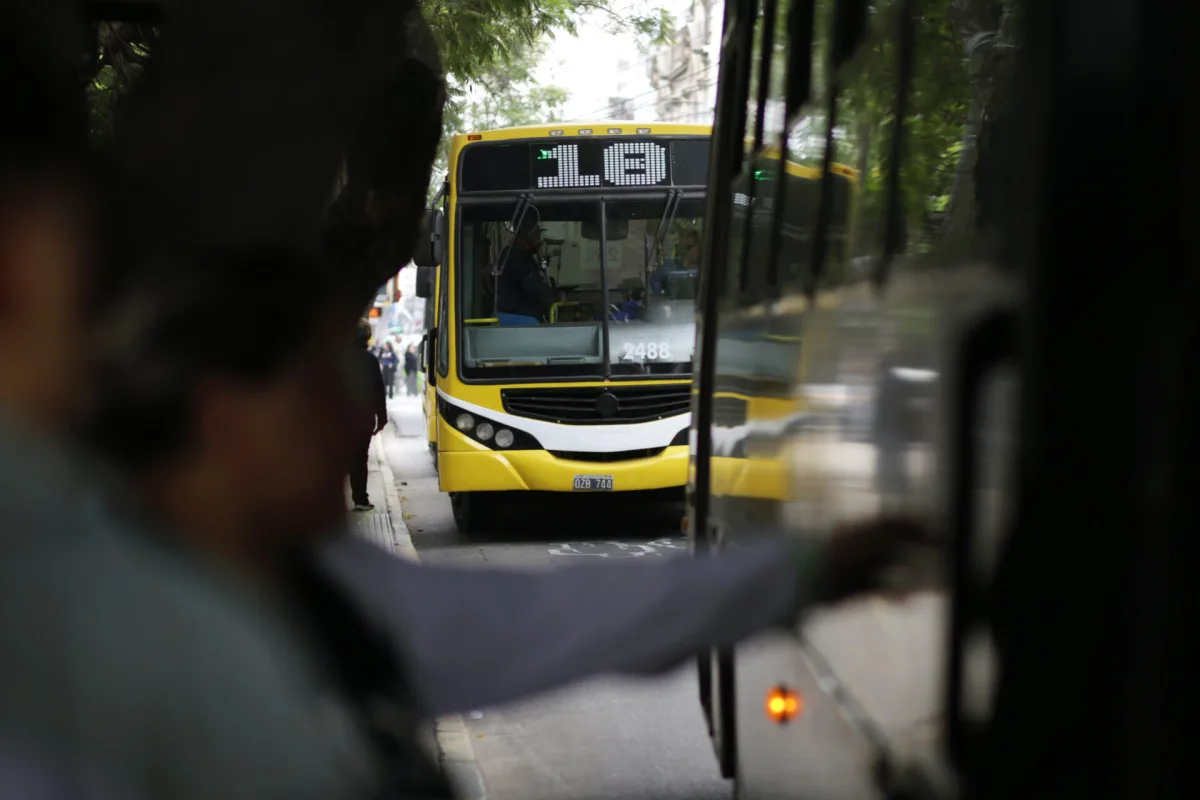 Prohíben la publicidad de sitios de apuestas y juegos de azar ilegales en los colectivos