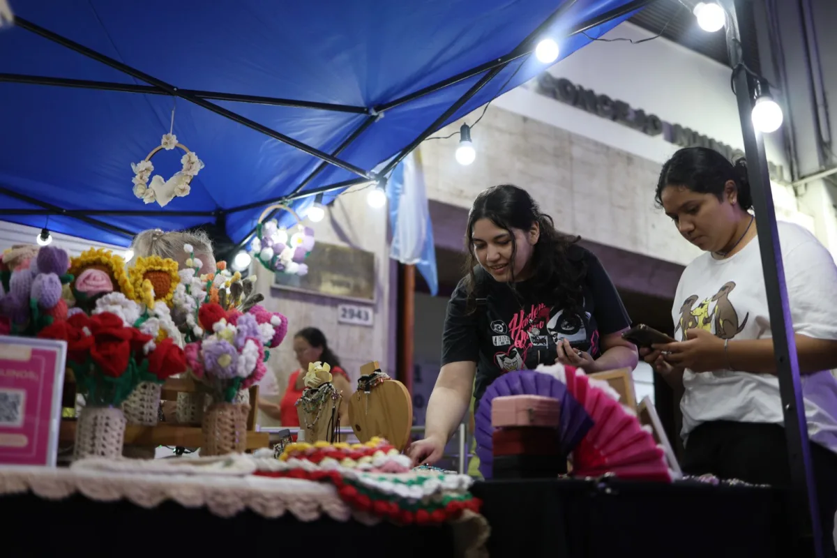 El Concejo realizó su primera feria nocturna de emprendedores