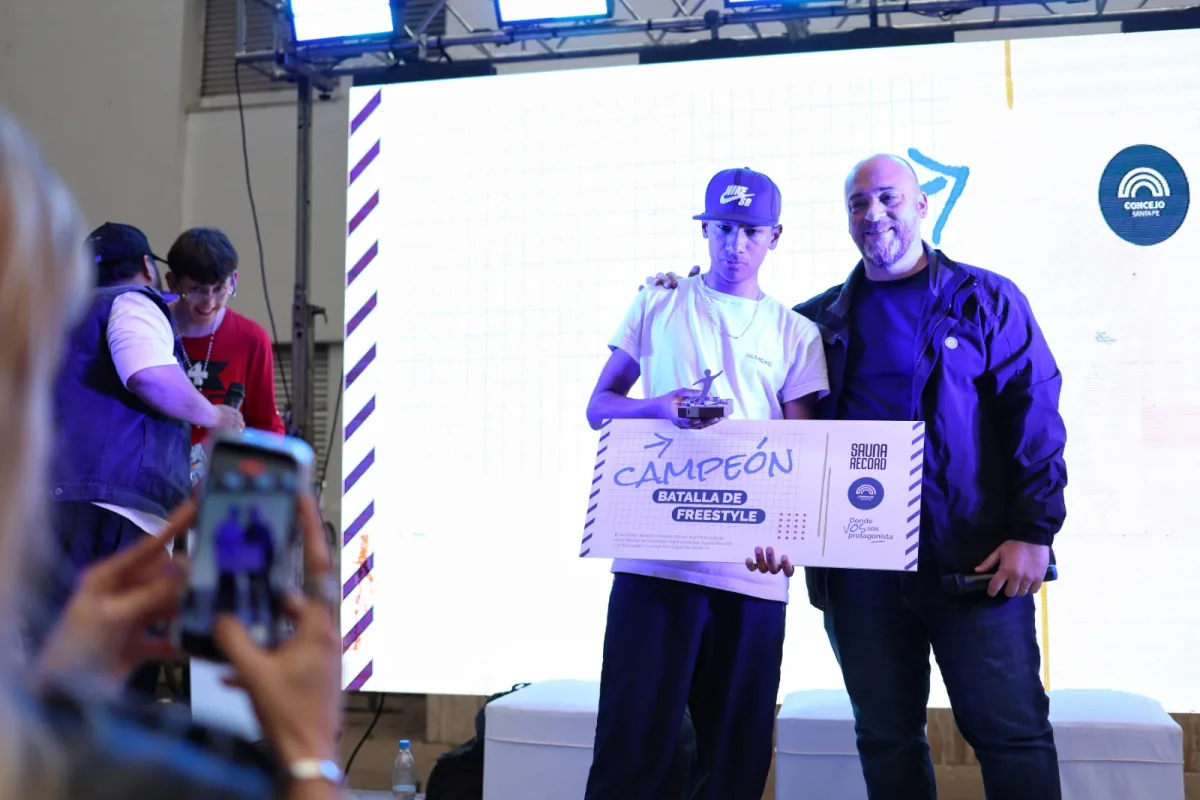 Los jóvenes y el Freestyle fueron protagonistas en la explanada del Concejo  Municipal