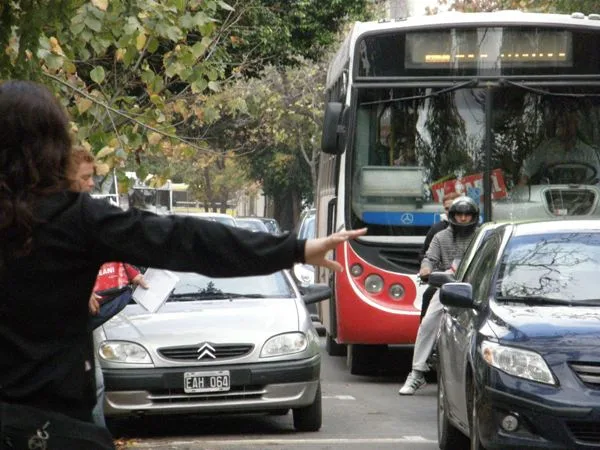 Promueven un carril de uso preferencial para colectivos en avenidas troncales