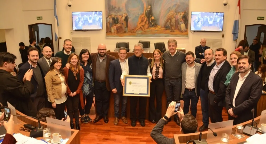 El Concejo reconoció la trayectoria profesional del periodista Carlos Miguel Mehaudy