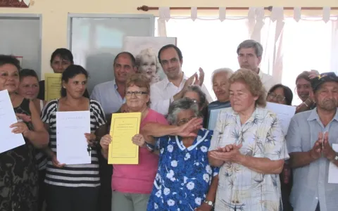 Avanza la entrega de escrituras a vecinos del oeste y norte de la ciudad