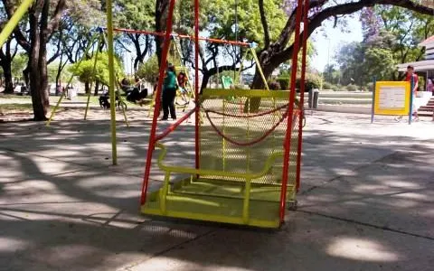 Plantean instalar juegos para niños discapacitados en plazas y playones