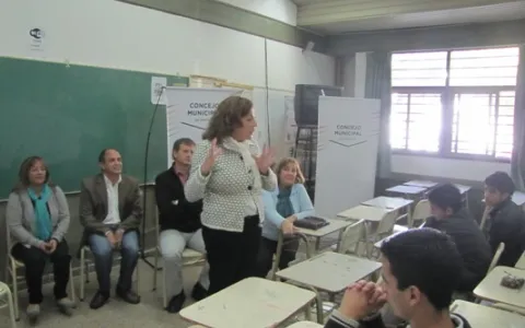 El Concejo Municipal llegó con su propuesta educativa al barrio Centenario