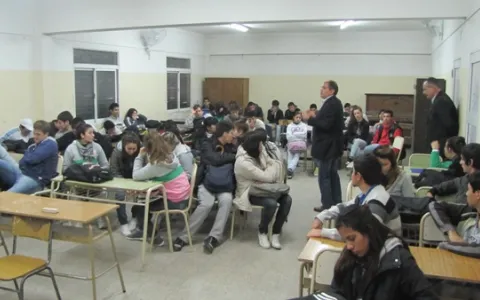 Los alumnos preparan sus proyectos para la sesión del “Concejo Joven”