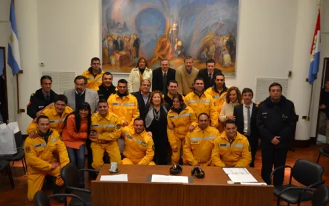 Los 14 bomberos rescatistas fueron reconocidos por el Concejo Municipal