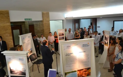 Se inauguró una muestra que conjuga la historia y los atractivos de la ciudad