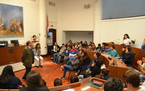 Estudiantes de distintos barrios de la ciudad participan del Concejo Joven
