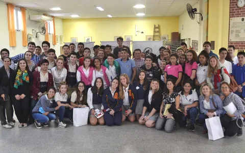 Participación y compromiso de los jóvenes para celebrar otro aniversario de Democracia