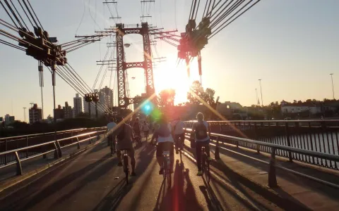 Evaluarán la circulación exclusiva de peatones y ciclistas por el Puente Colgante