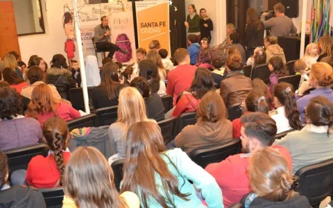 Una multitud colmó la Estación Belgrano en la charla abierta con Pablo Bernasconi