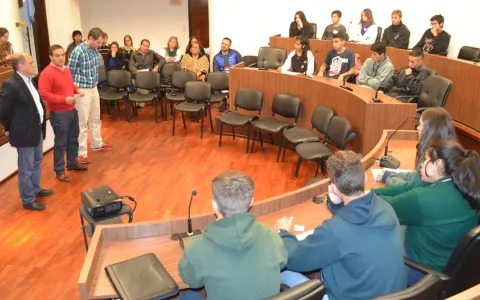 Alumnos de diferentes escuelas de la ciudad dieron inicio al Concejo Joven 2016