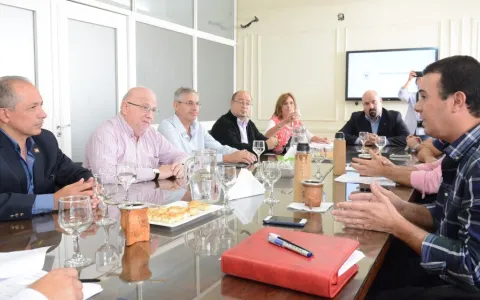 Autorización de endeudamiento: Concejales recibieron a empresarios de la construcción