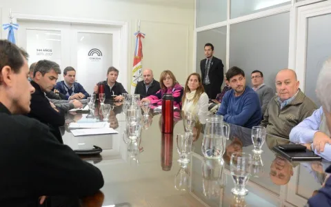 Concejales se reunieron con vecinos de B° Sargento Cabral por obra de pavimento y desagües sobre calle Vélez Sarsfield