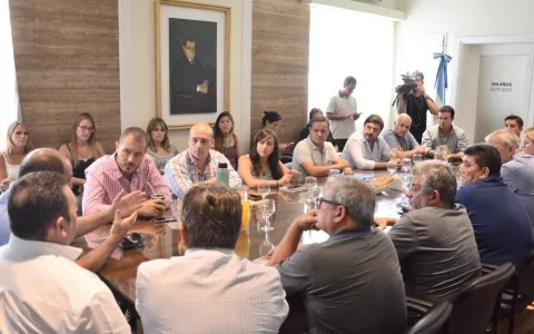 Plaza del Soldado Argentino: concejales abordaron un anteproyecto de remodelación con autoridades municipales y ex combatientes de Malvinas