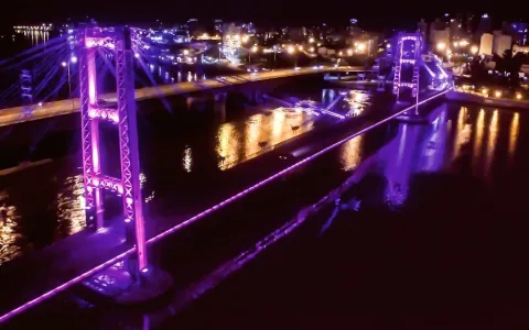 Solicitan iluminar de violeta el Puente Colgante por el Día Internacional de la Mujer