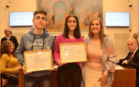 El Concejo reconoció a dos alumnos seleccionados para asistir a un programa de la agencia espacial NASA