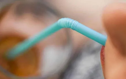Crean un programa de reducción progresiva y prohibición para plásticos de un solo uso