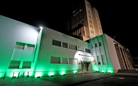 La fachada del Concejo Municipal se iluminó de verde por el Día Internacional del Juego Responsable